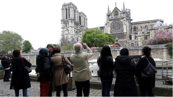 巴黎圣母院和人类无处安放的悲伤.jpg